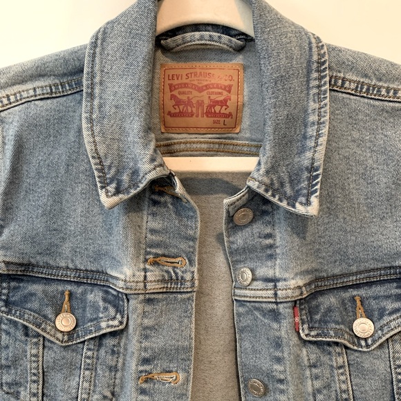 ❤️SOLD❤️ Levi’s Faded Denim Jacket - Picture 4 of 4